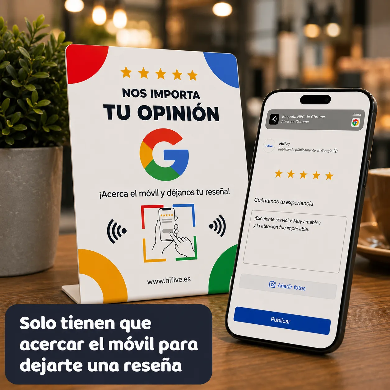 Un cliente acerca el móvil al expositor y se abre la página de reseñas