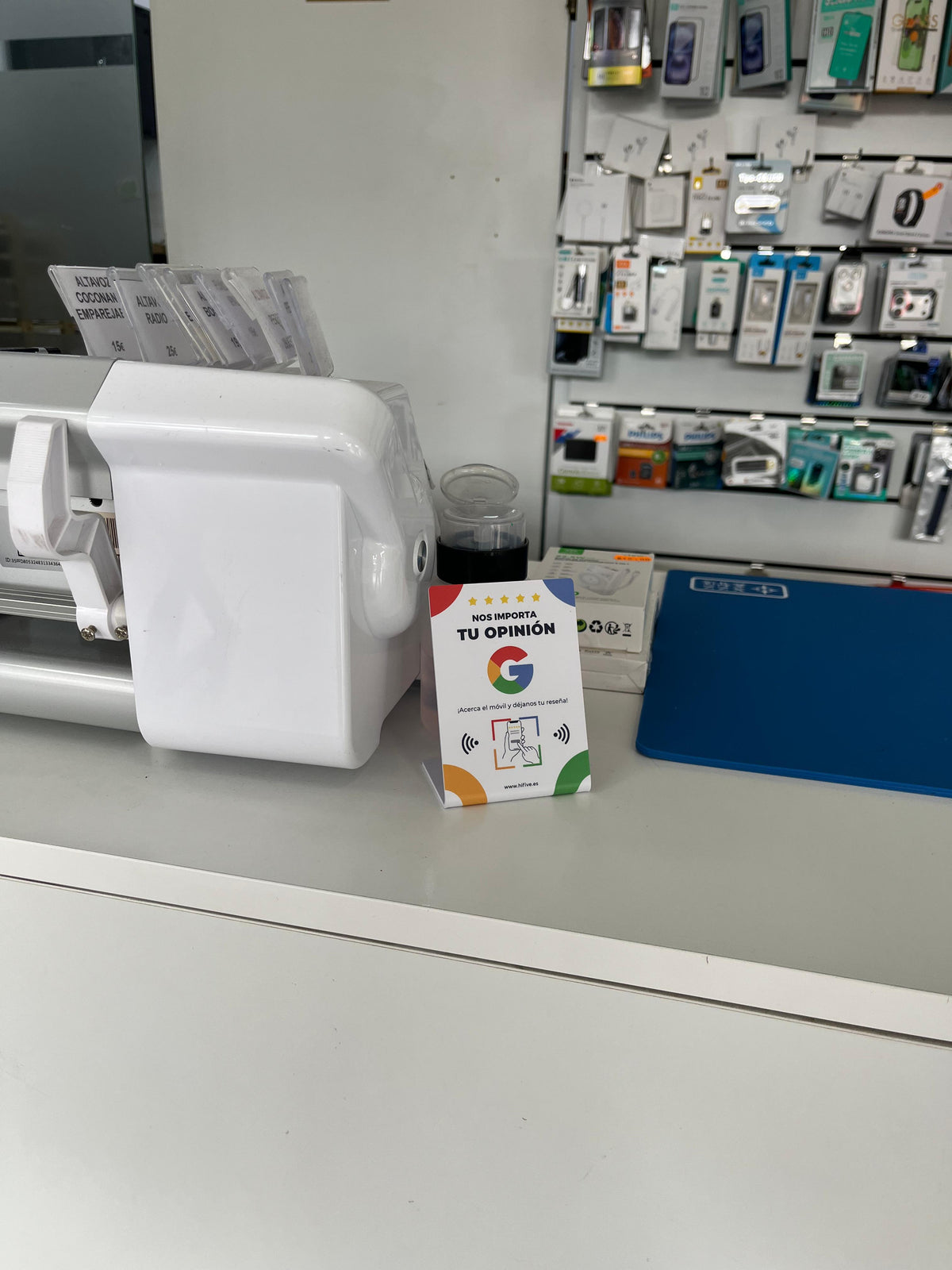 Negocio local gestionando reseñas de Google Maps con dispositivo NFC Hifive