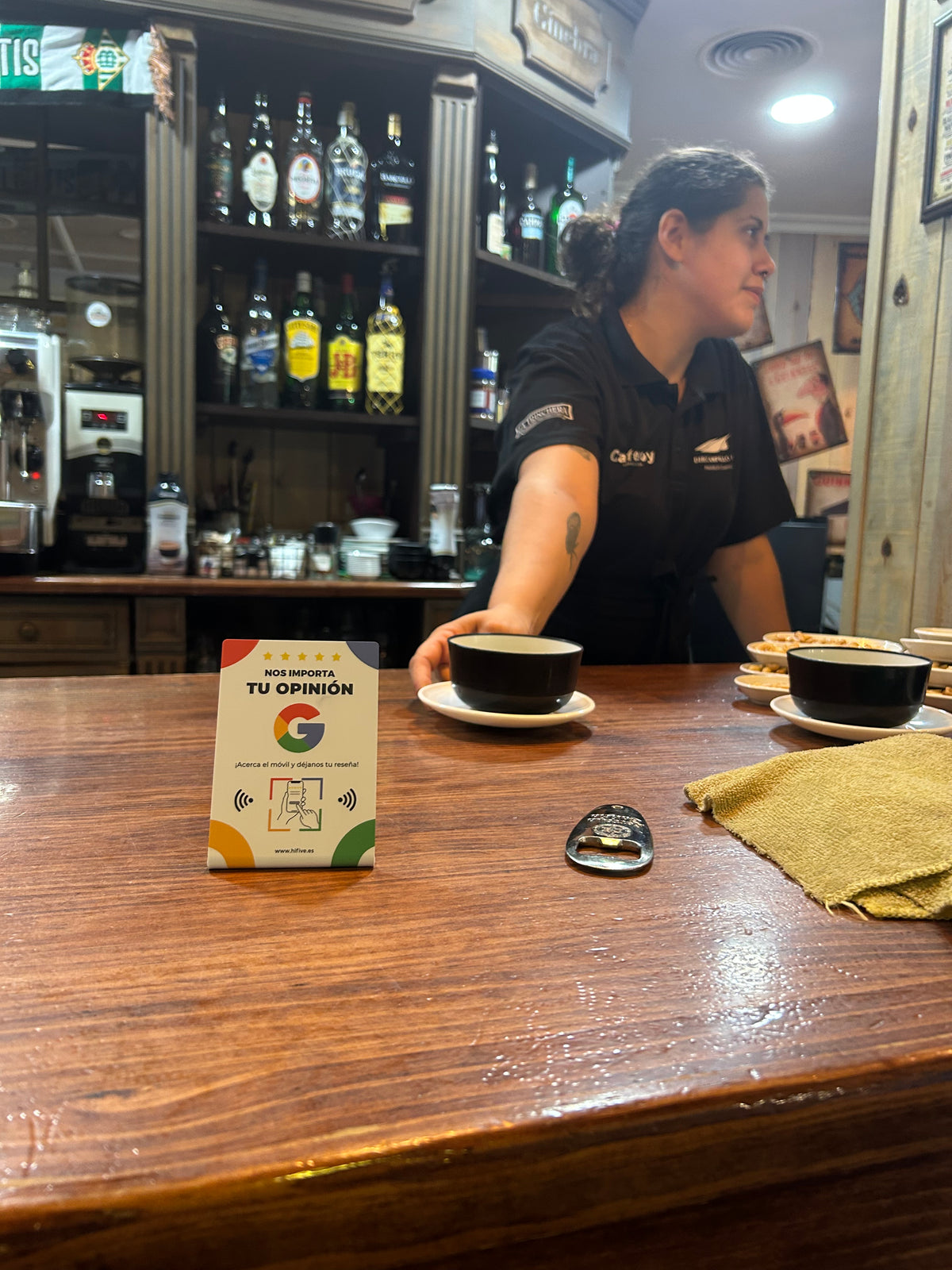 Expositor NFC Hifive en mostrador de bar o restaurante para conseguir reseñas en Google